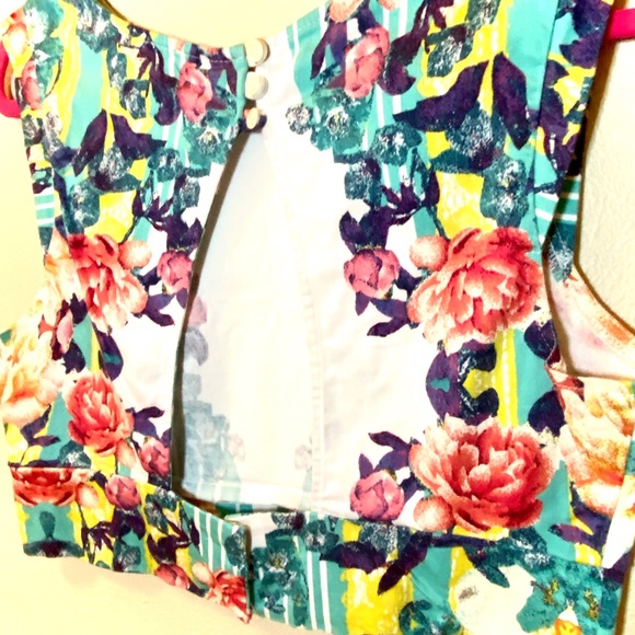 Arden B Floral Crop Top with Back Cutout - Size XL - Picture 7 of 7